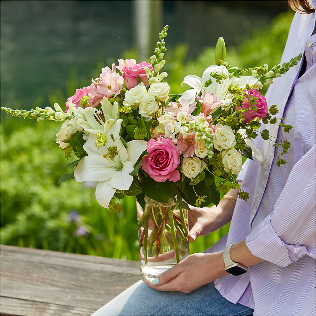 Fondly Bouquet –  Fleuriste Ampleman Florist Enr, Chateauguay PQ