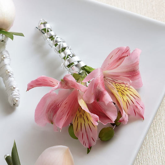 Boutonniere de lirio peruano rosado